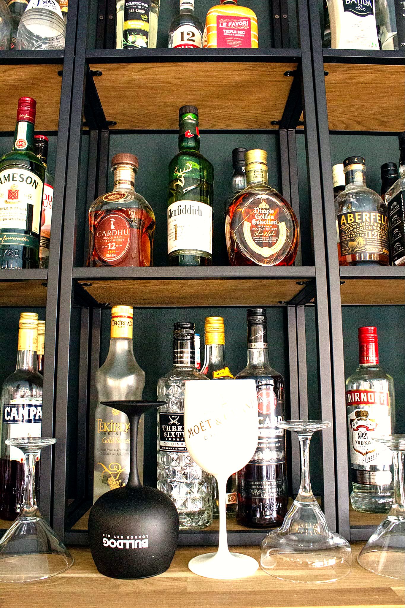 Spirituosen-Auswahl an der Bar im Café AM Illertissen