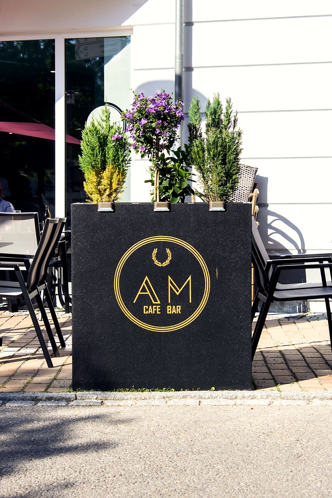 Am Marktplatz im Café AM in Illertissen