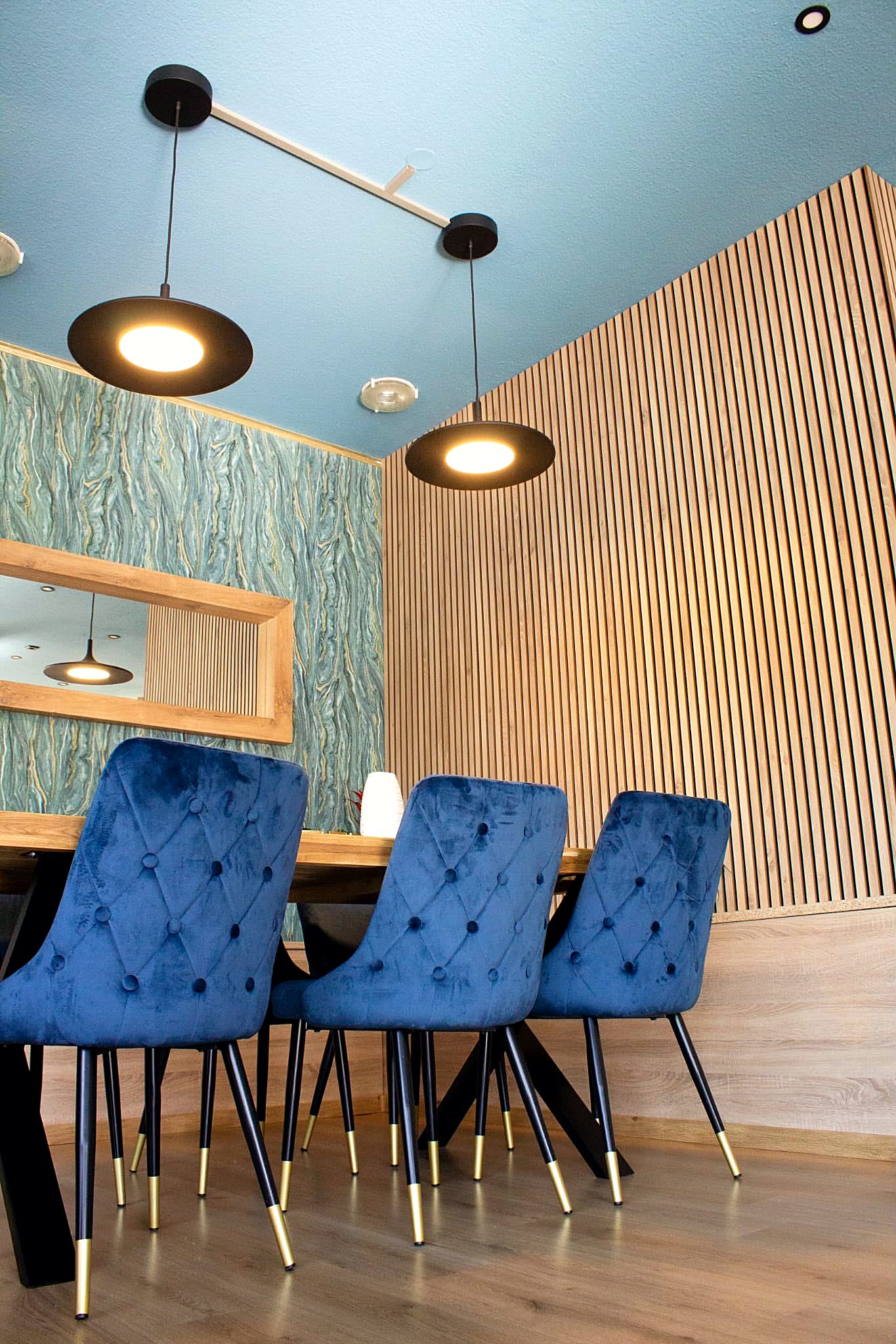 Eleganter Sitzbereich im Café AM für Feiern und Veranstaltungen
