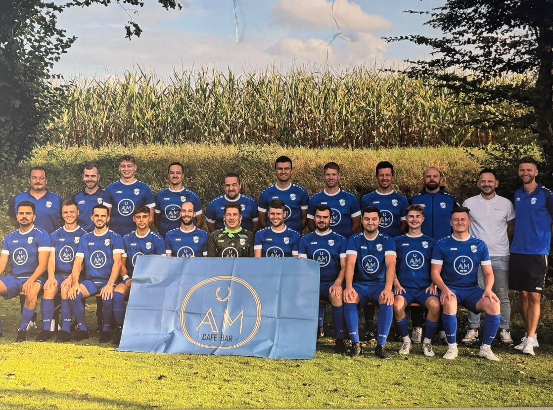 Mannschaft des SV Jedesheim mit der Fahne der Café Bar AM
